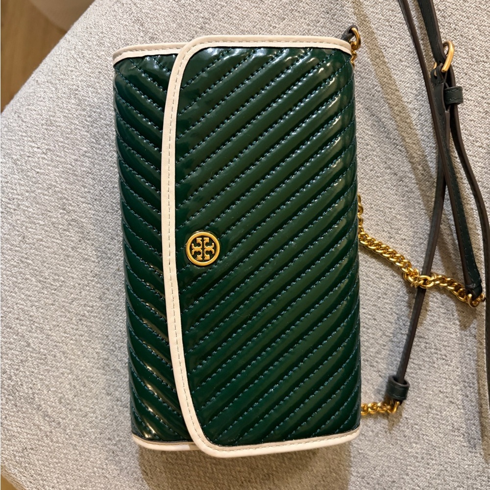 NWOT Tory Burch Robinson Patent Puffy Quilted Chain Wallet